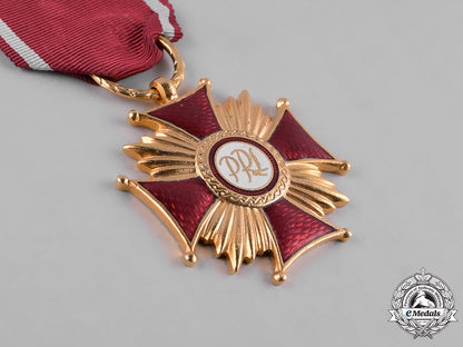 international._a_lot_of_seven_awards_m182_2877