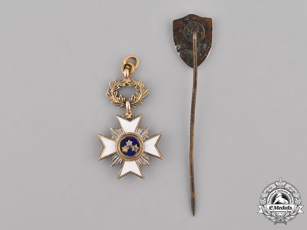 latvia,_republic._a_miniature_order_of_the_three_stars_and_latvia_shield_stickpin_m182_2970