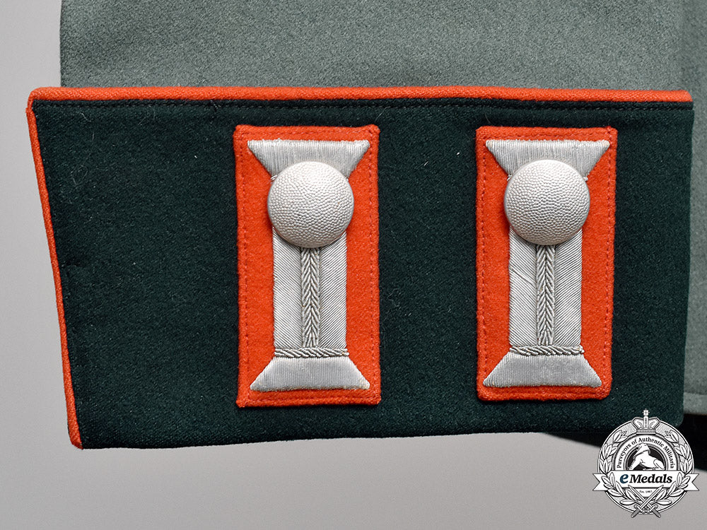 germany._a_wehrmacht_artillery_senior_lieutnant_waffenrock_with_matching_officer’s_visor_cap_m18_4318_1