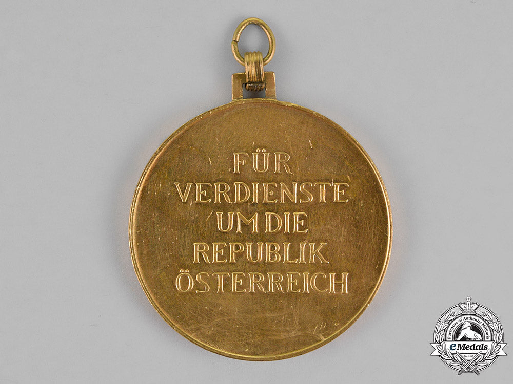 austria,_first_republic._a_large_gold_merit_medal,_c.1932_m18_4454