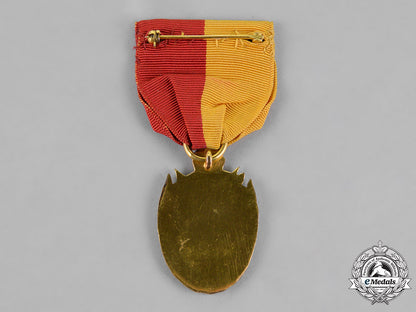 united_states._a_national_society_magna_charta_dames_membership_badge_in_gold,_c.1910_m18_5255_1_1_1_1_1_1