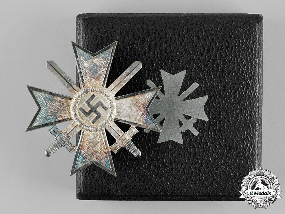 germany._a_war_merit_cross_first_class_with_swords,_cased,_by_deschler&_sohn_m18_5574