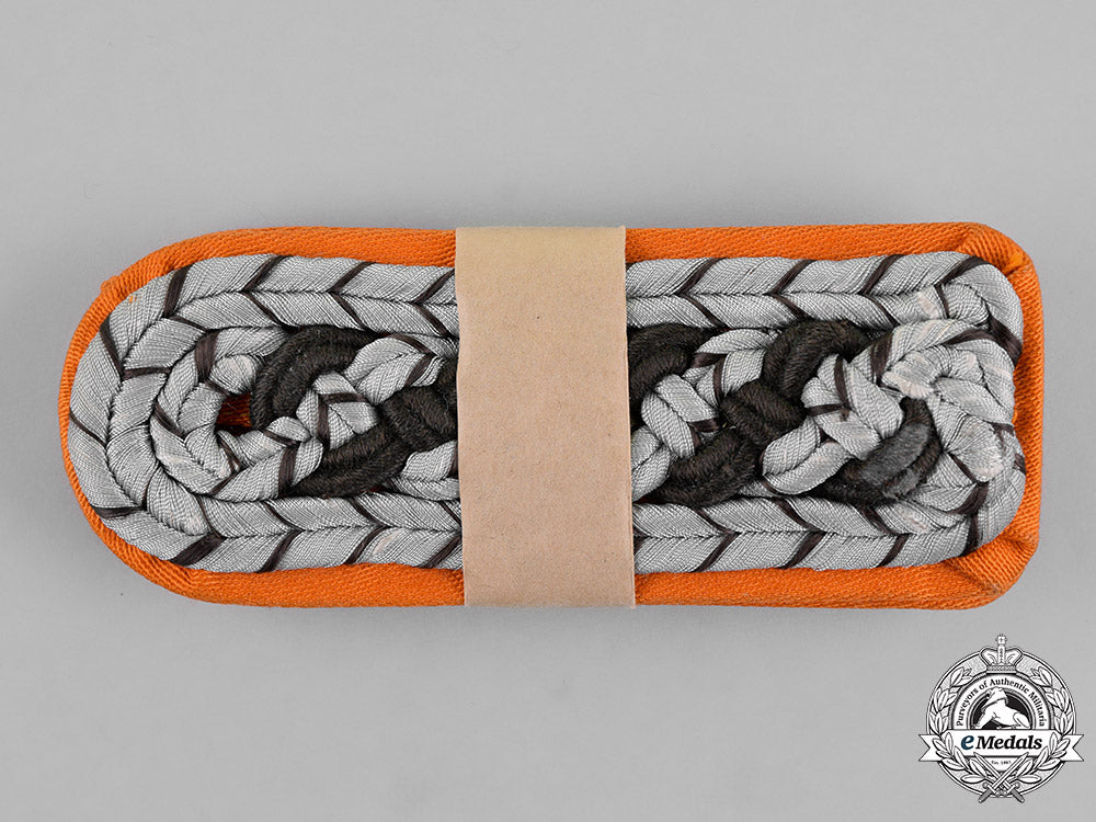 germany._a_lot_of_second_war_german_shoulder_straps_m18_5761