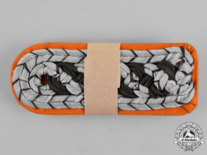 germany._a_lot_of_second_war_german_shoulder_straps_m18_5762