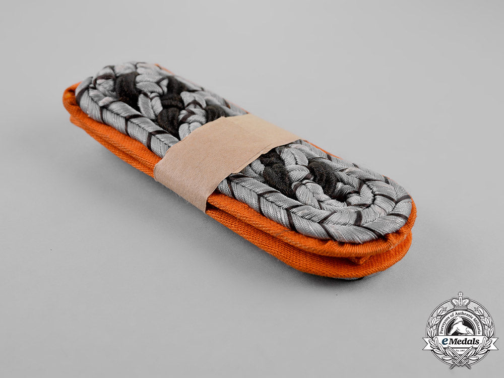 germany._a_lot_of_second_war_german_shoulder_straps_m18_5763