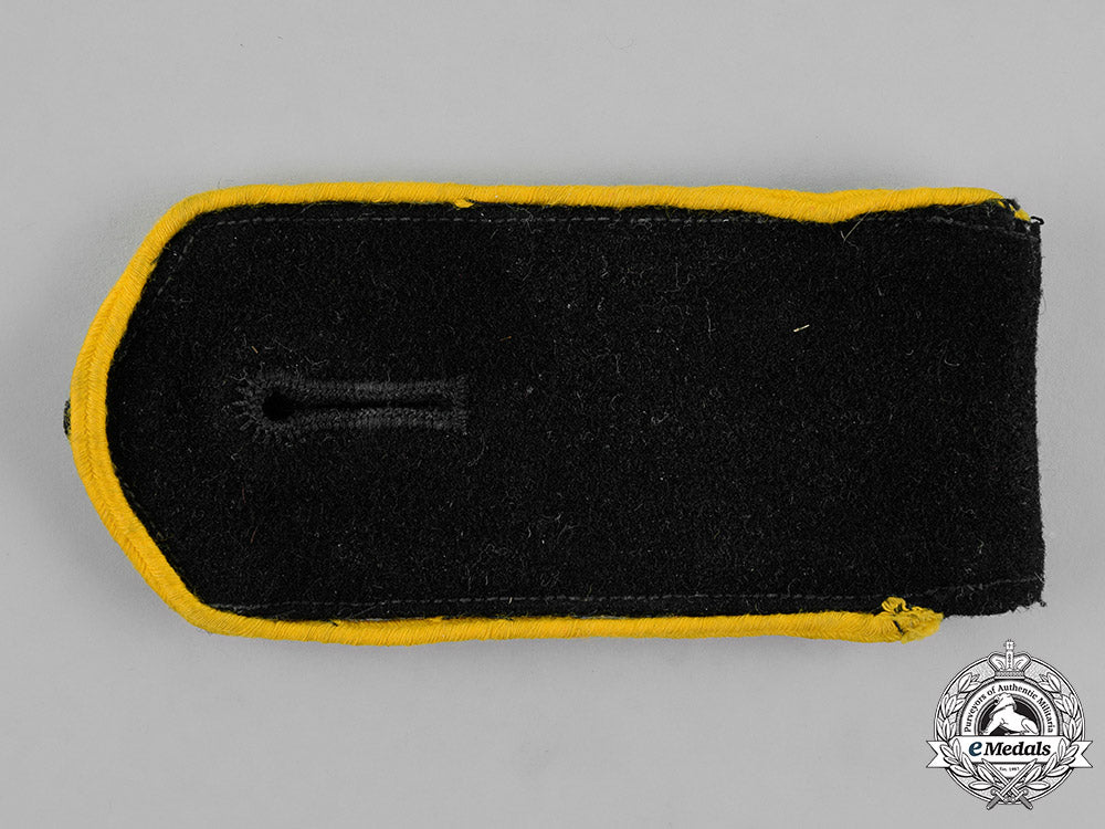 germany._a_lot_of_second_war_german_shoulder_straps_m18_5764