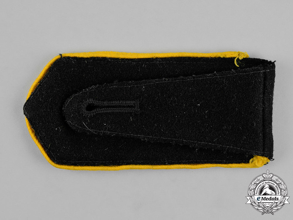 germany._a_lot_of_second_war_german_shoulder_straps_m18_5765