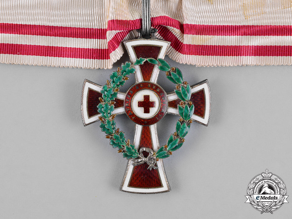 austria,_empire._an_honour_decoration_of_the_red_cross,_first_class_with_war_decoration,_c.1914_m18_5801