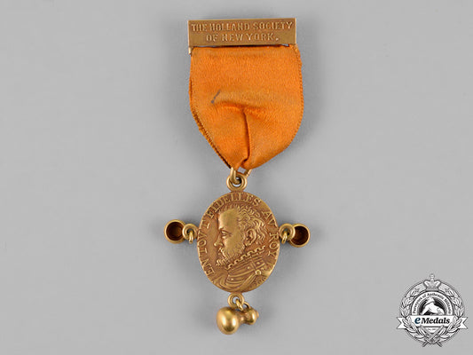 united_states._a_tiffany-_made_holland_society_of_new_york_membership_badge_in_gold,_c.1890_m18_5809