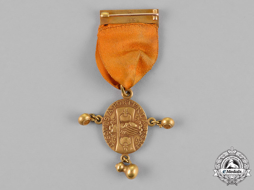 united_states._a_tiffany-_made_holland_society_of_new_york_membership_badge_in_gold,_c.1890_m18_5810