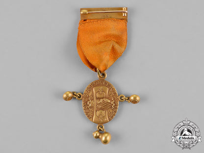 united_states._a_tiffany-_made_holland_society_of_new_york_membership_badge_in_gold,_c.1890_m18_5810