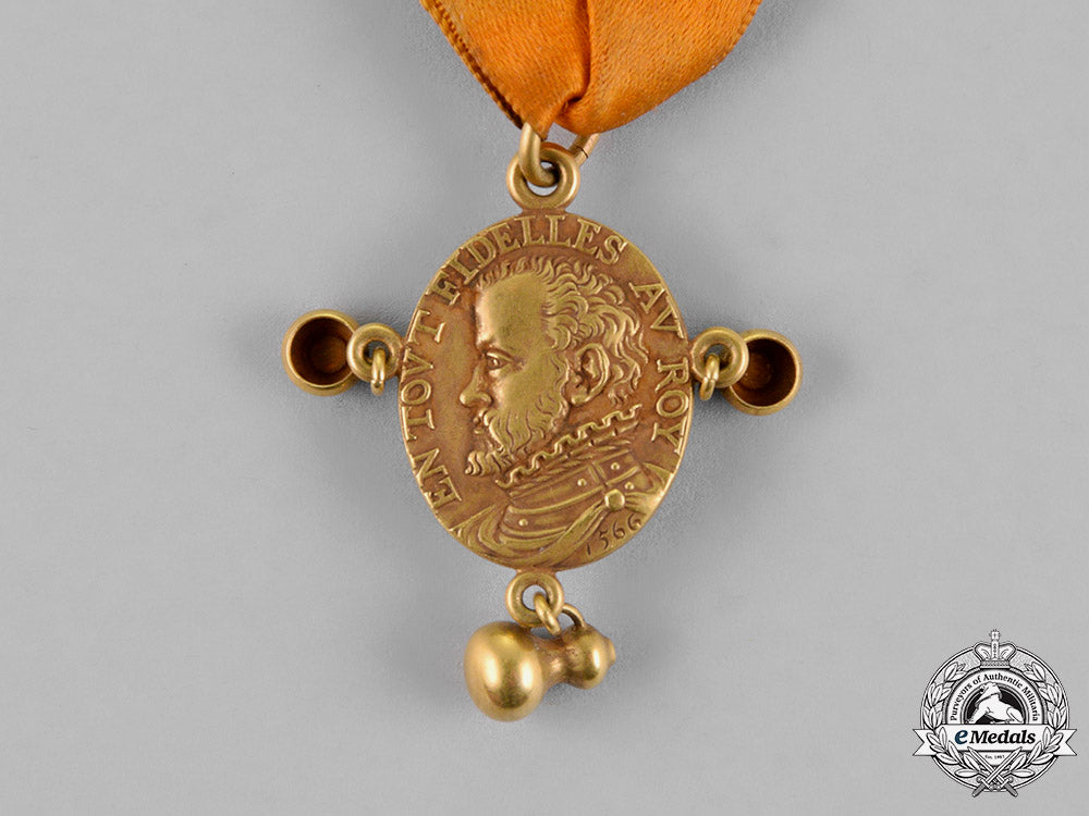 united_states._a_tiffany-_made_holland_society_of_new_york_membership_badge_in_gold,_c.1890_m18_5811