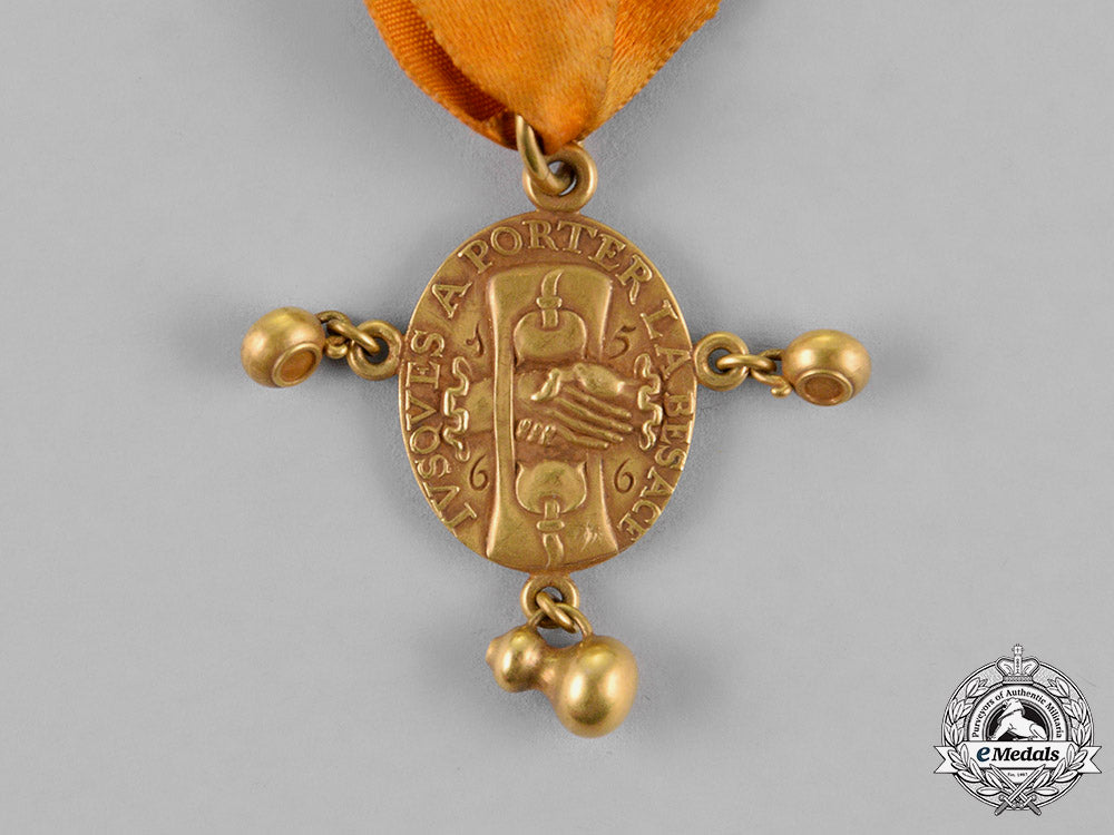 united_states._a_tiffany-_made_holland_society_of_new_york_membership_badge_in_gold,_c.1890_m18_5812