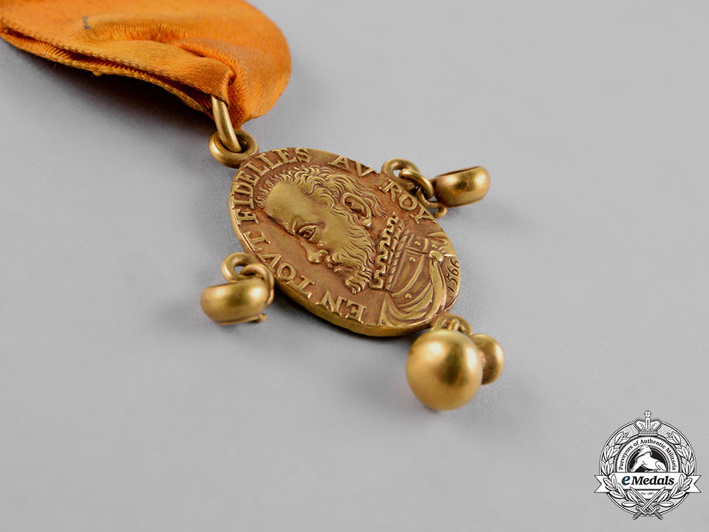 united_states._a_tiffany-_made_holland_society_of_new_york_membership_badge_in_gold,_c.1890_m18_5813