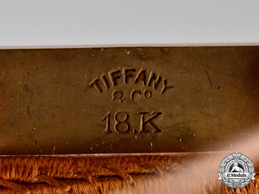 united_states._a_tiffany-_made_holland_society_of_new_york_membership_badge_in_gold,_c.1890_m18_5814