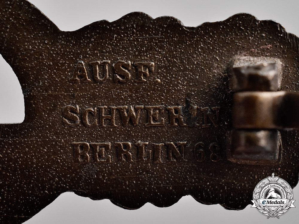 germany,_kriegsmarine._a_submarine_front_clasp,_bronze_grade,_by_schwerin_of_berlin_m18_6170