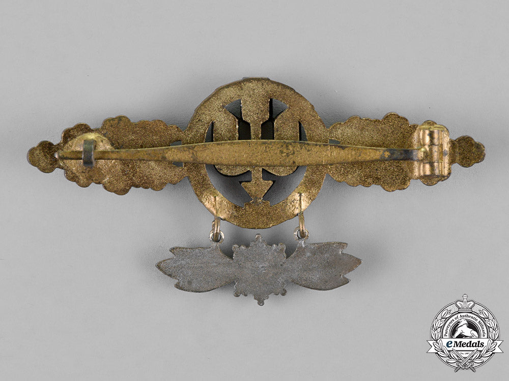 germany,_luftwaffe._a_squadron_clasp_for_long_distance_figthers,_gold_grade,_with_special_grade_hanger,_by_g.h._osang_m18_6184