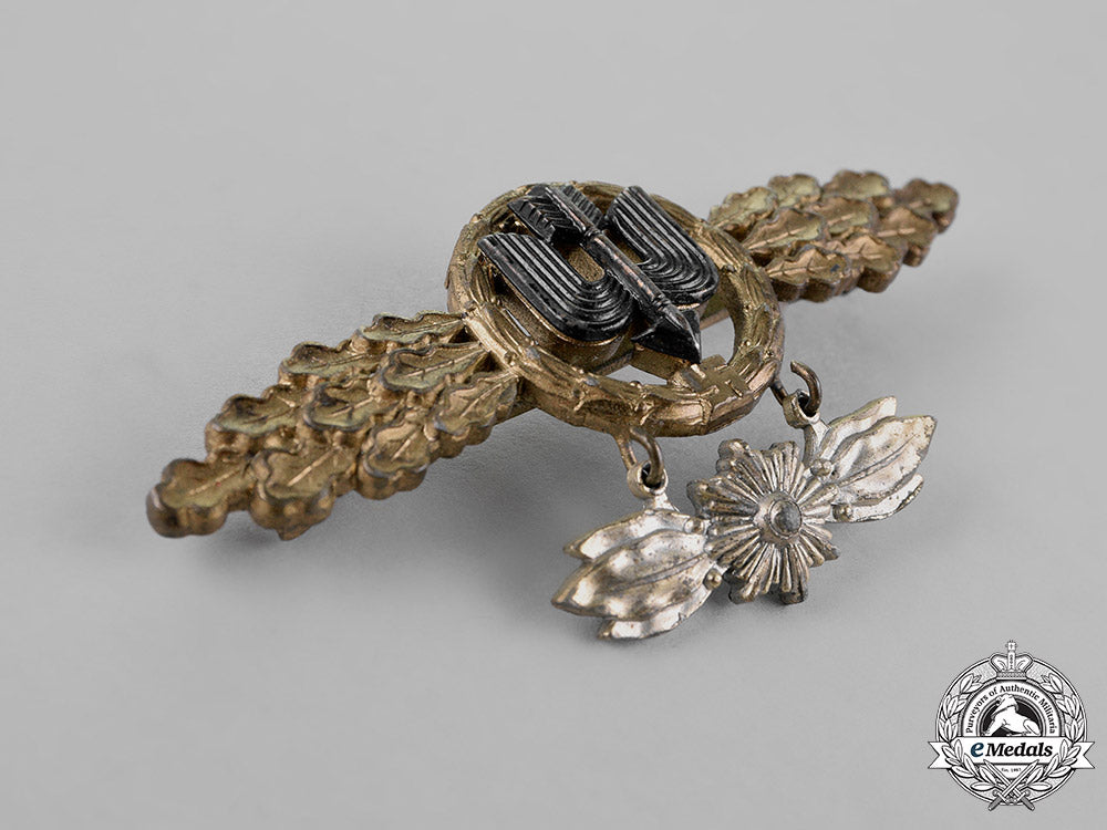 germany,_luftwaffe._a_squadron_clasp_for_long_distance_figthers,_gold_grade,_with_special_grade_hanger,_by_g.h._osang_m18_6185