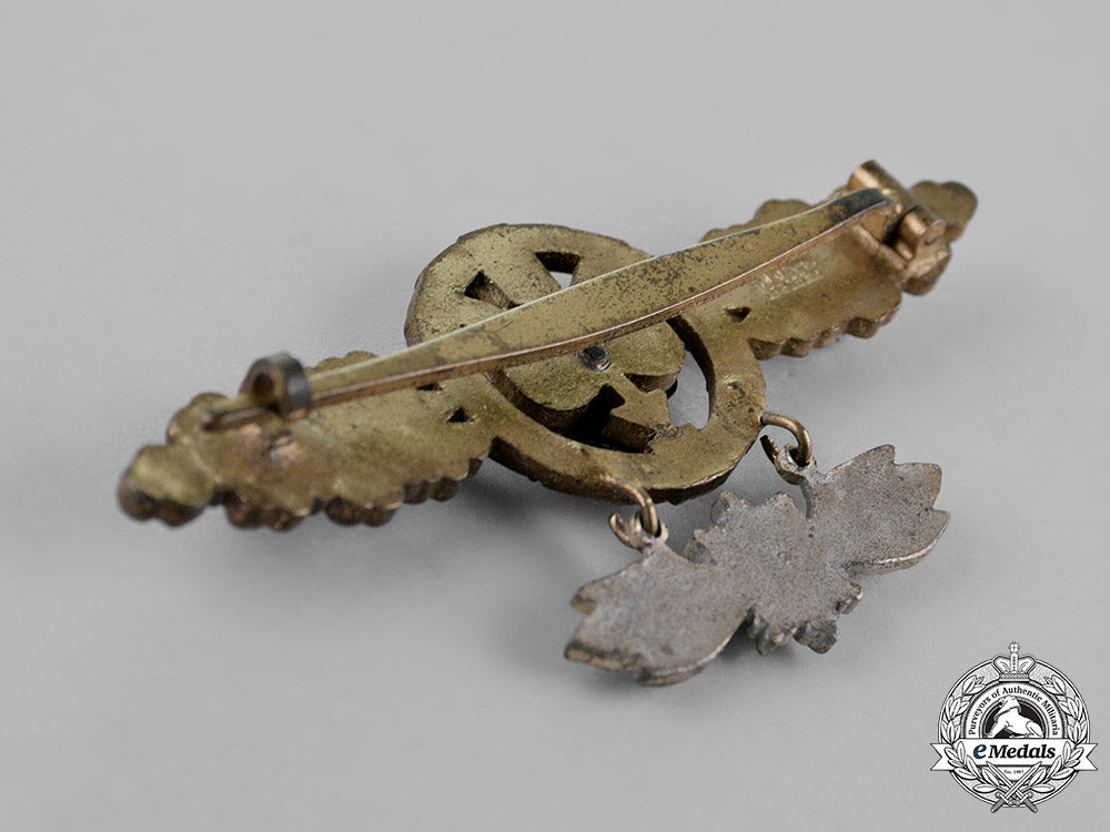 germany,_luftwaffe._a_squadron_clasp_for_long_distance_figthers,_gold_grade,_with_special_grade_hanger,_by_g.h._osang_m18_6186