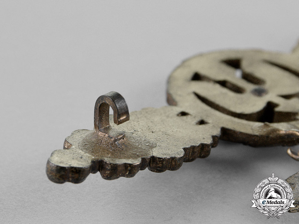 germany,_luftwaffe._a_squadron_clasp_for_long_distance_figthers,_gold_grade,_with_special_grade_hanger,_by_g.h._osang_m18_6187