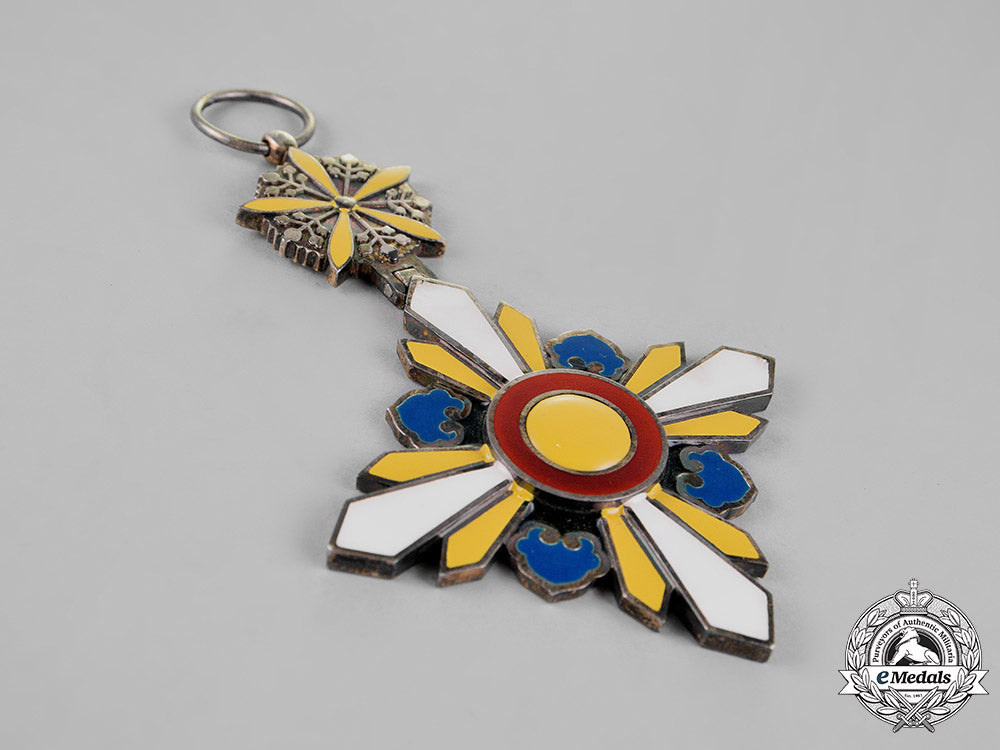 china,_japanese_occupied_manchukuo._an_order_of_the_auspicious_clouds,_first_class,_c.1940_m18_7906