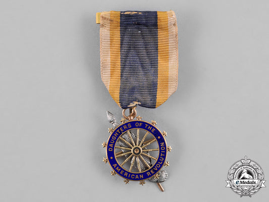 united_states._a_daughters_of_the_american_revolution_membership_badge_m18_8484
