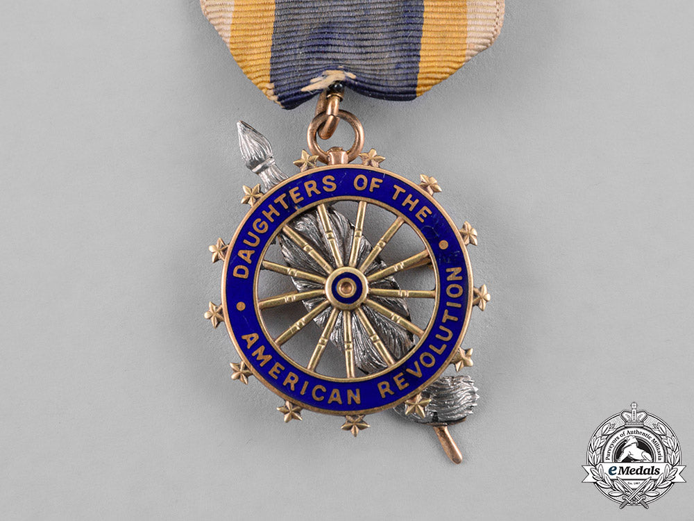 united_states._a_daughters_of_the_american_revolution_membership_badge_m18_8486