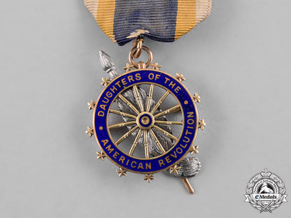 united_states._a_daughters_of_the_american_revolution_membership_badge_m18_8486