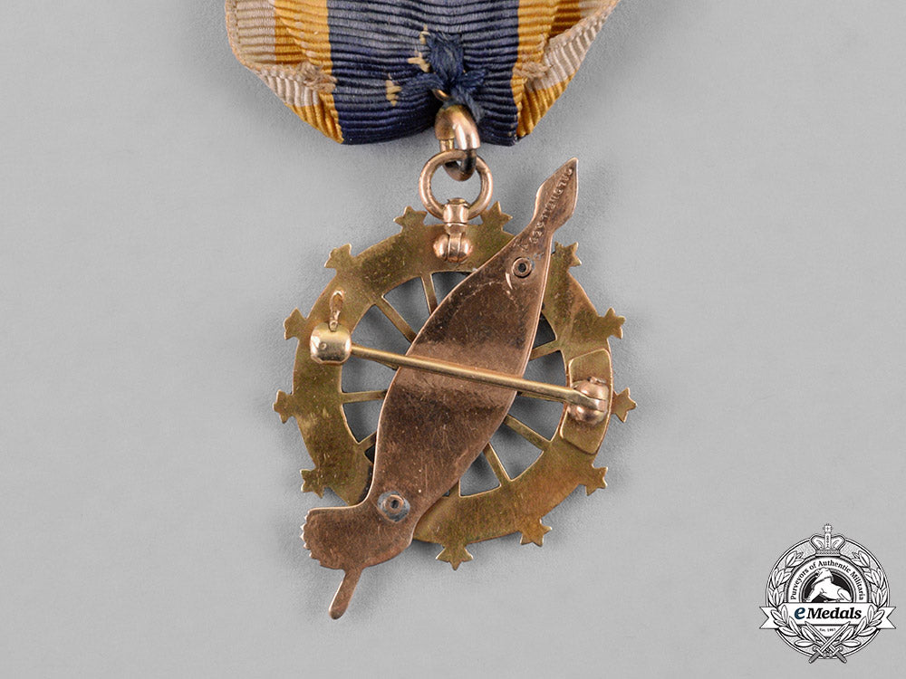 united_states._a_daughters_of_the_american_revolution_membership_badge_m18_8487