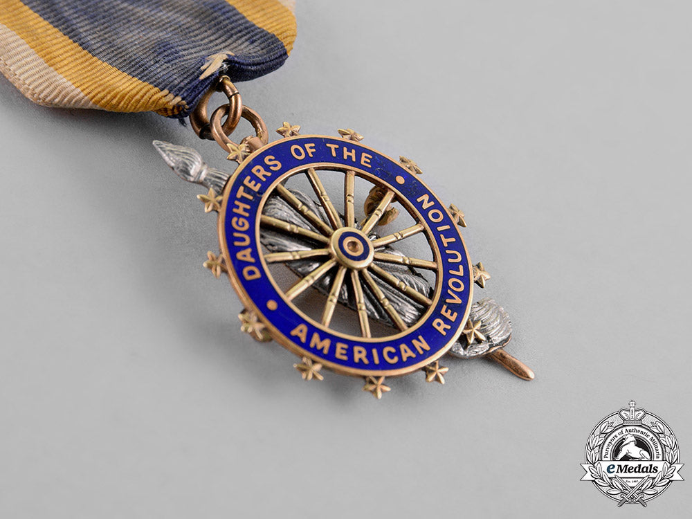 united_states._a_daughters_of_the_american_revolution_membership_badge_m18_8488