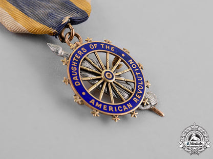 united_states._a_daughters_of_the_american_revolution_membership_badge_m18_8488