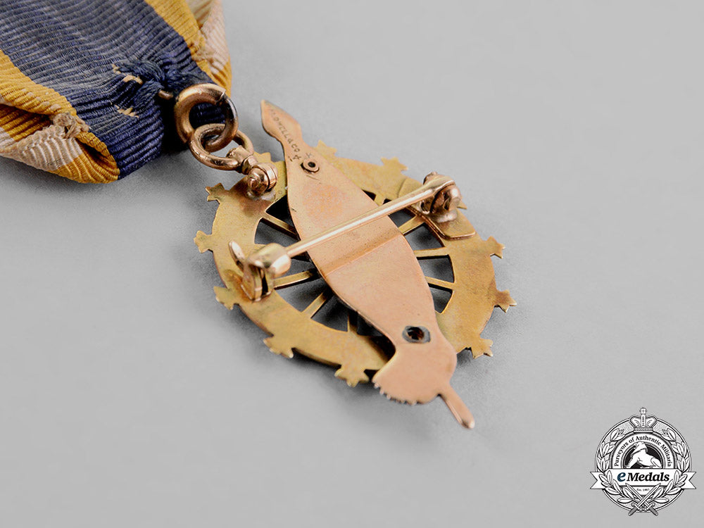 united_states._a_daughters_of_the_american_revolution_membership_badge_m18_8489