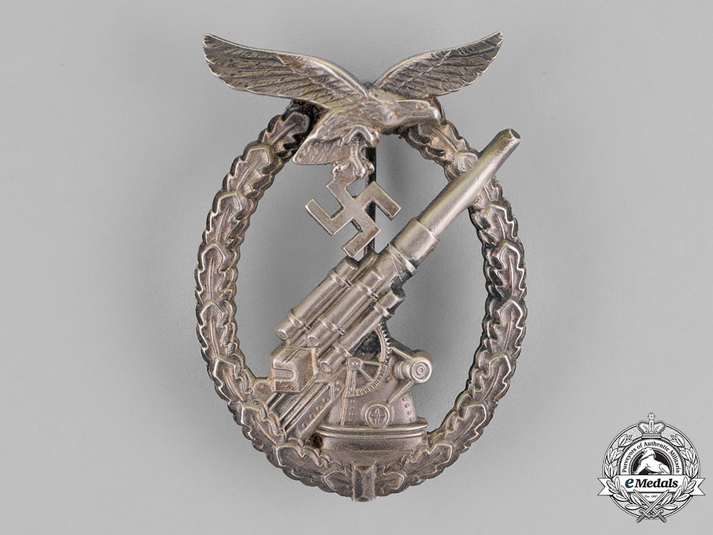 germany,_luftwaffe._an_early_flak_badge_by_brehmer,_in_case_of_issue_m18_8819