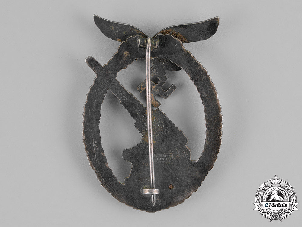 germany,_luftwaffe._an_early_flak_badge_by_brehmer,_in_case_of_issue_m18_8820