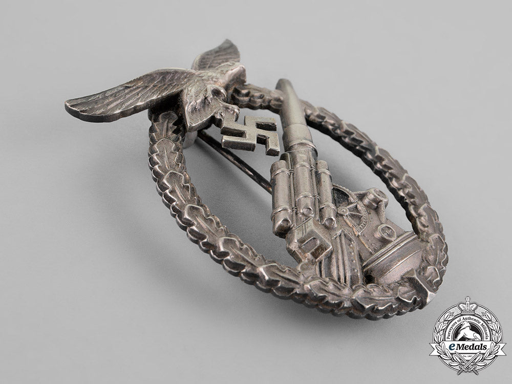 germany,_luftwaffe._an_early_flak_badge_by_brehmer,_in_case_of_issue_m18_8821