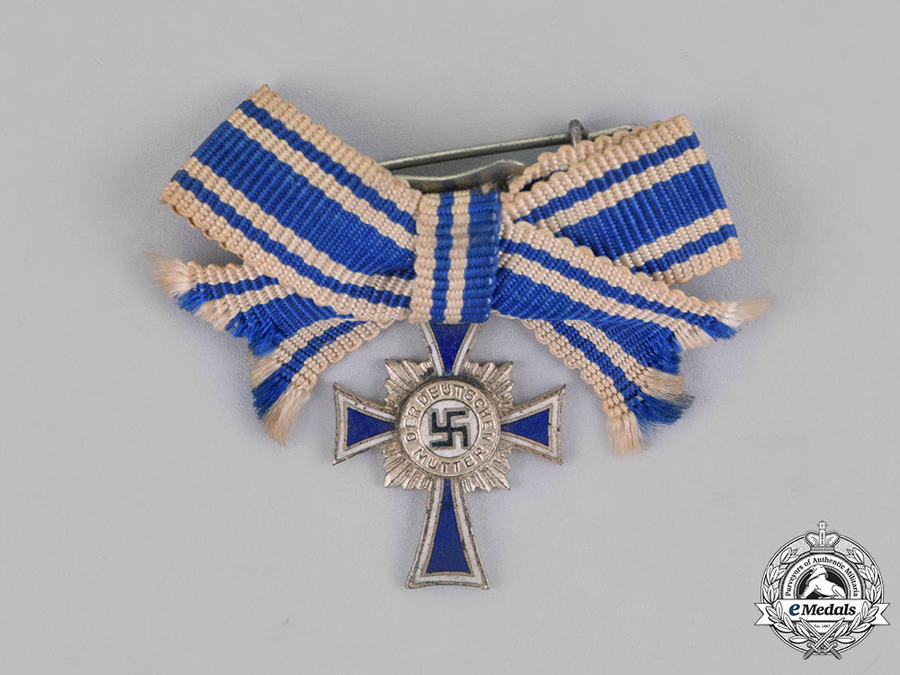germany._a_grouping_of_four_medals,_awards,_and_decorations_m18_8866