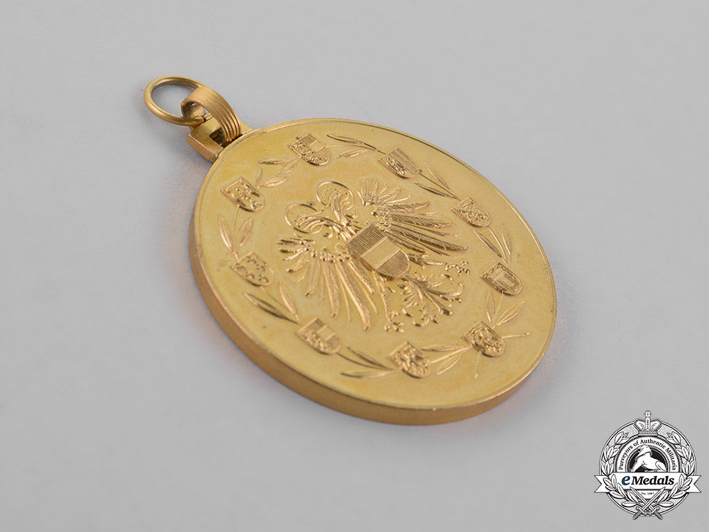 austria,_first_republic._a_large_gold_merit_medal,_c.1932_m18_9058