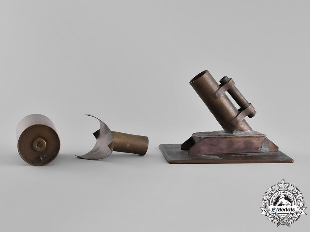 canada,_commonwealth._a_depth_charge_thrower_model_with_letter_m18_9521