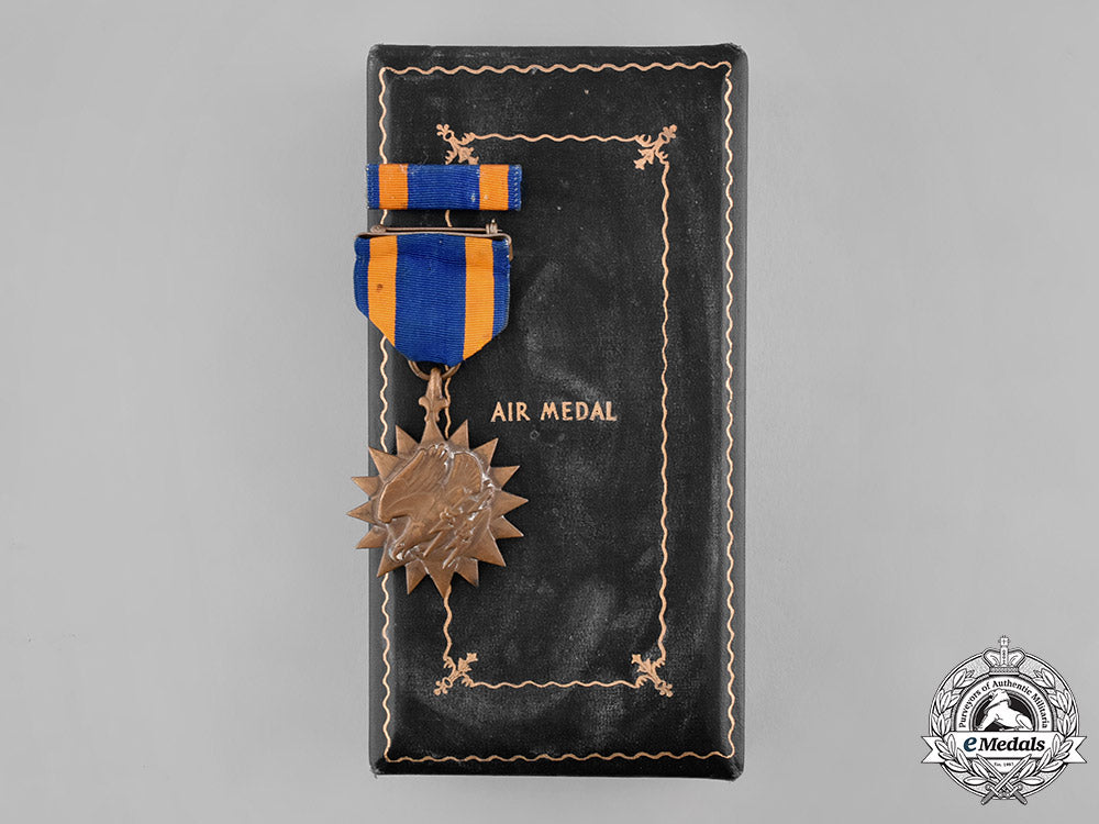 united_states._an_air_medal_in_hardshell_case_of_issue_m19_0849