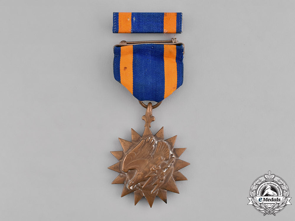 united_states._an_air_medal_in_hardshell_case_of_issue_m19_0850