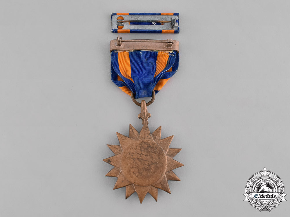 united_states._an_air_medal_in_hardshell_case_of_issue_m19_0851