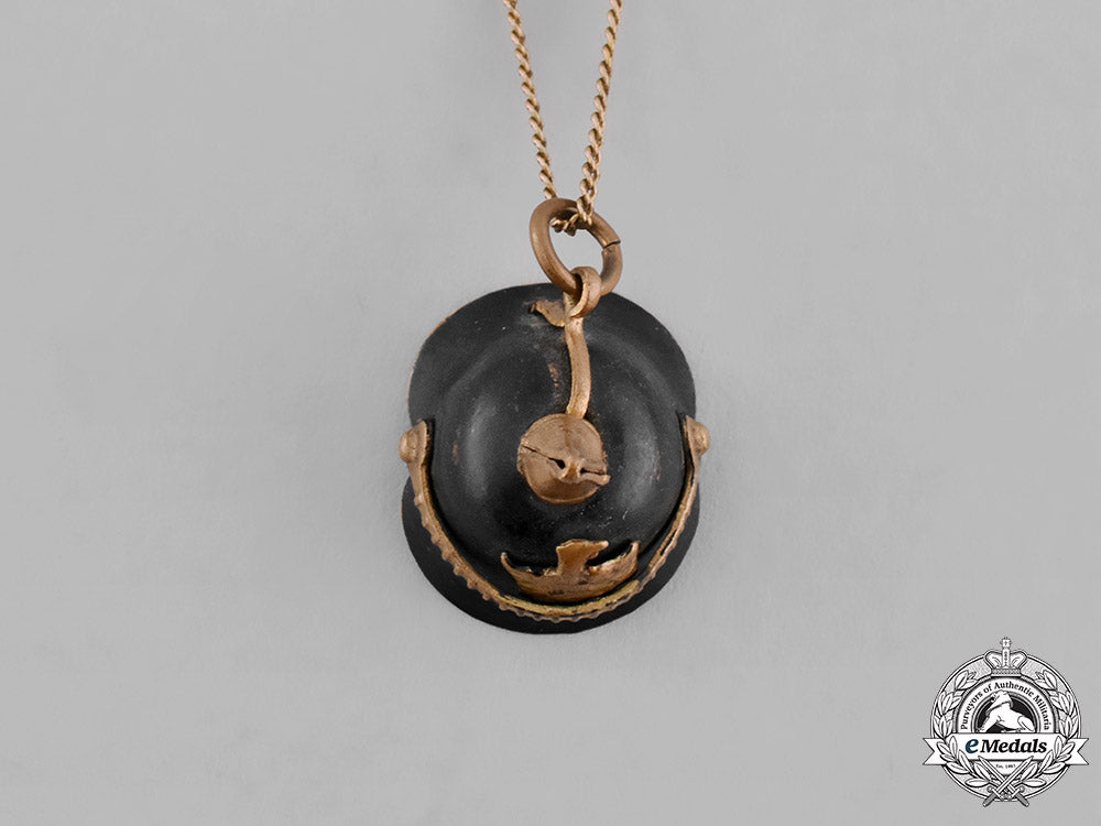 germany,_imperial._a_necklace_with_pickelhaube_charm_m19_0971