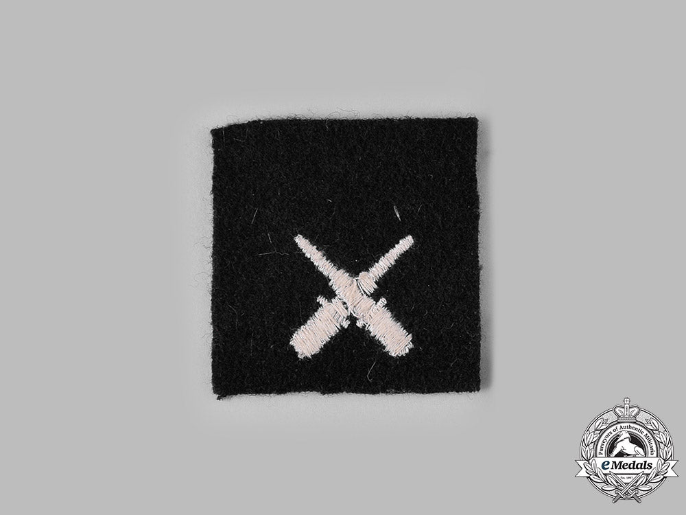 united_states._two_second_war_navy_insignia_m19_10072