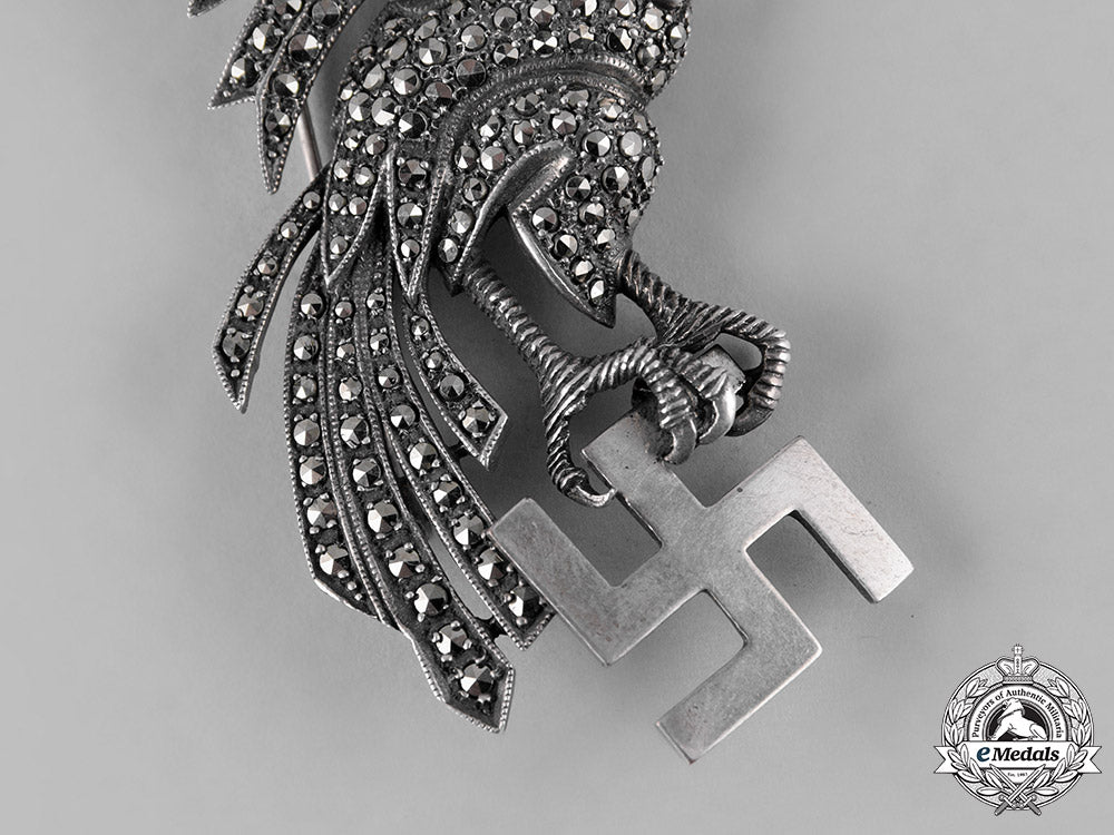 germany,_third_reich._a_silver_brooch_presented_to_anne_lindbergh_from_ah,1940_m19_10083