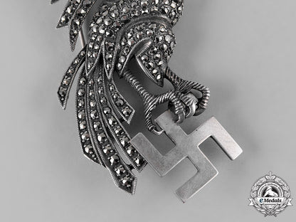 germany,_third_reich._a_silver_brooch_presented_to_anne_lindbergh_from_ah,1940_m19_10083