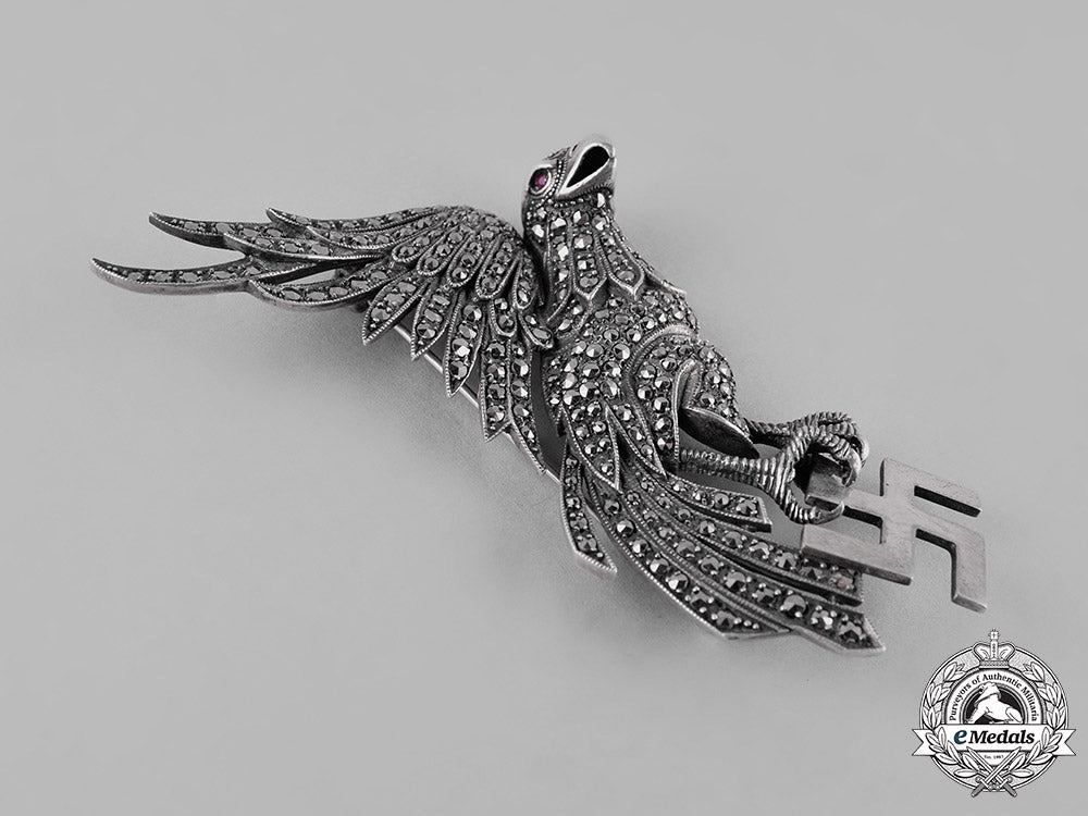 germany,_third_reich._a_silver_brooch_presented_to_anne_lindbergh_from_ah,1940_m19_10084
