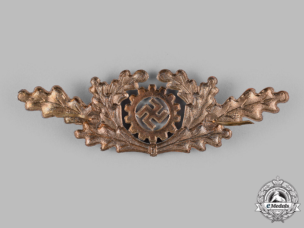 germany,_daf._a_german_labour_front(_daf)_leader’s_visor_cap_cockade_and_wreath_m19_13867