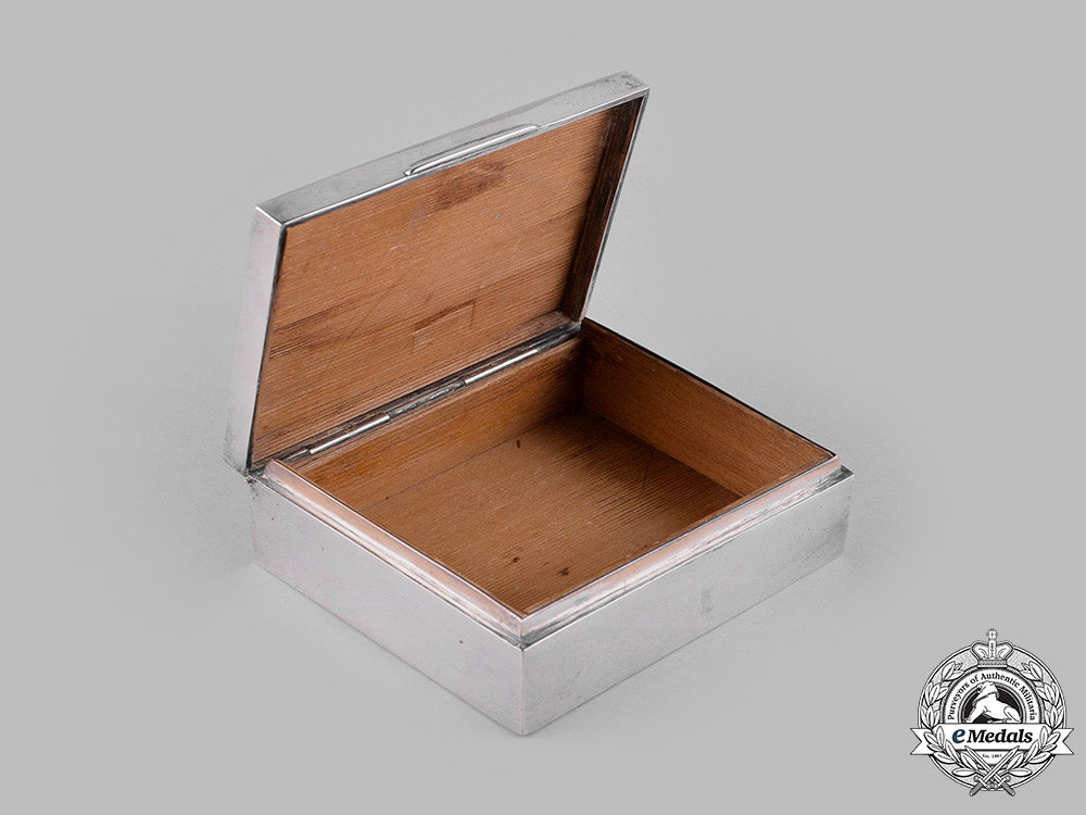 canada,_commonwealth._a_silver_cigarette_box,_named,_royal_highland_regiment,1942_m19_14341