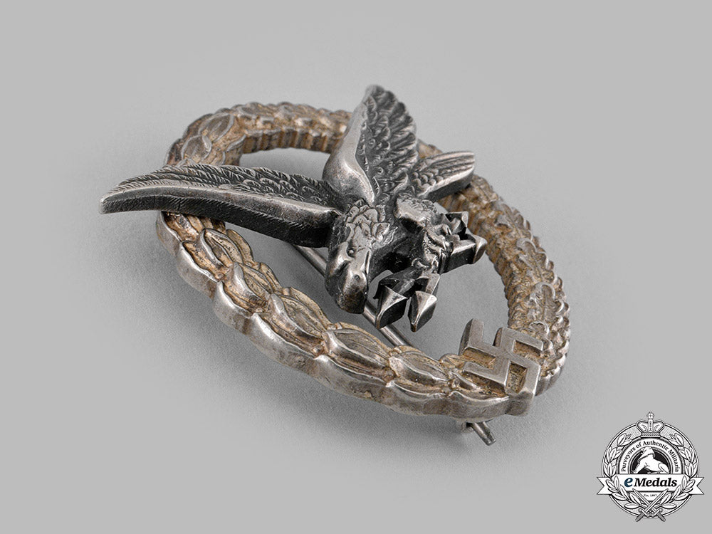 germany,_luftwaffe._a_radio_operator_and_air_gunner_badge_by_berg&_nolte_m19_14523