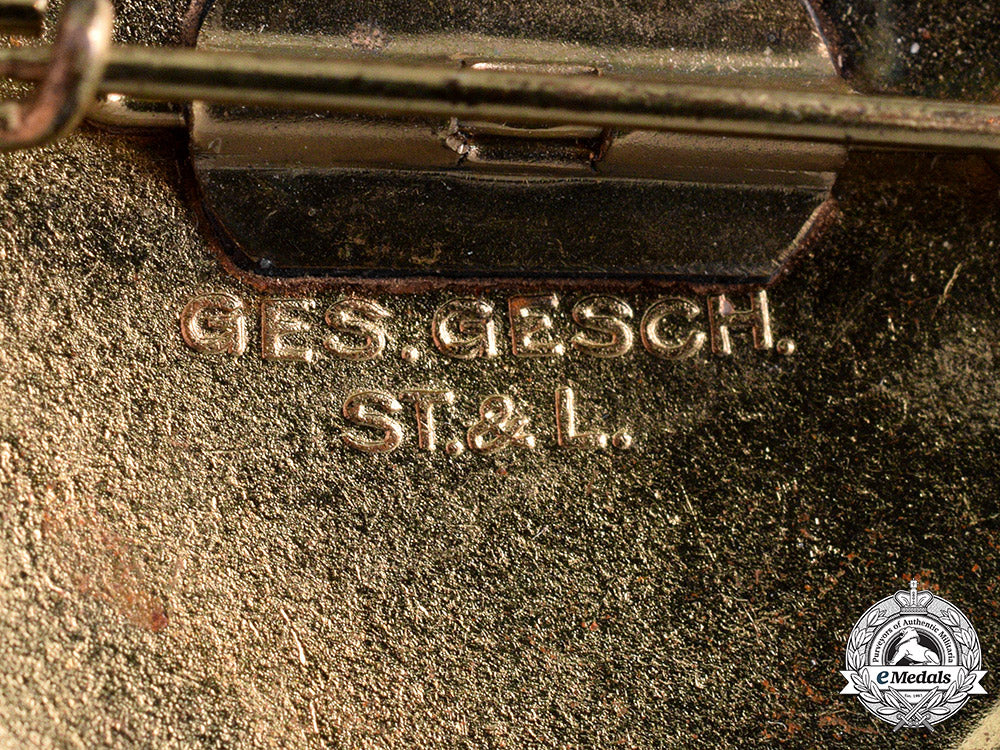 germany,_weimar_republic._a_lot_of_german_red_cross(_drk)_membership_badges_m19_16186